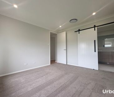 Stylish Living Designed for Modern Families - Four Bedroom Home ! - Photo 5