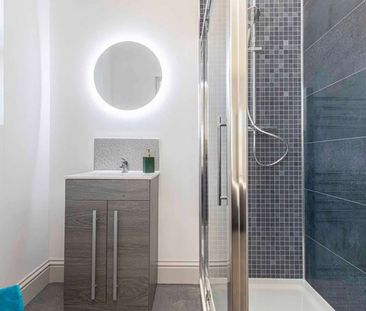 Luxury 7 Double En-Suite Bedrooms in a Shared Property - Photo 3