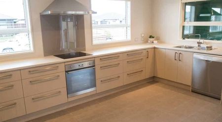Executive Convenience In Wigram - Photo 2