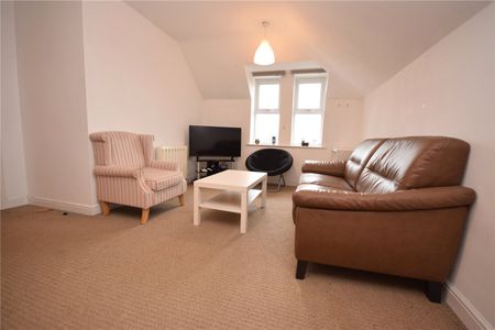 21, Manor Fold, Horsforth, Leeds, West Yorkshire, LS18 4DG - Photo 2