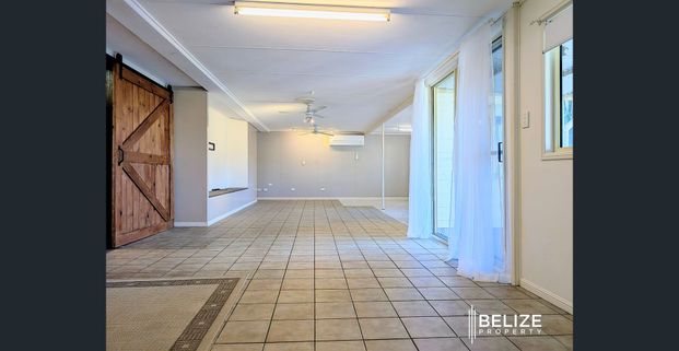 Charming Coastal Living with Urban Convenience - Jacobs Well Gem! - Photo 1