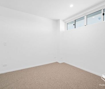 NEW LUXURY APARTMENT IN THE HEART OF COORPAROO - Photo 6