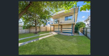 CONVENIENT LOCATION, CLOSE TO THE WATER - Photo 2