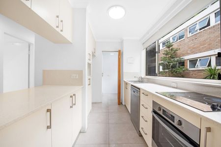 SPACIOUS & STYLIST RENOVATED TWO BEDROOM APARTMENT IN BOUTIQUE COMPLEX - Photo 5