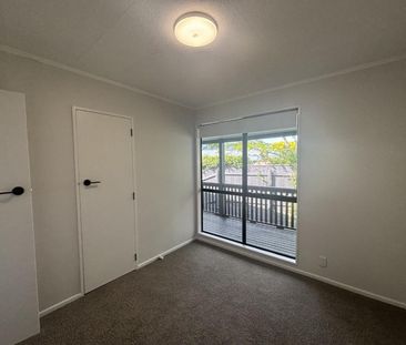 Modern three bedroom home in Springvale - Photo 2