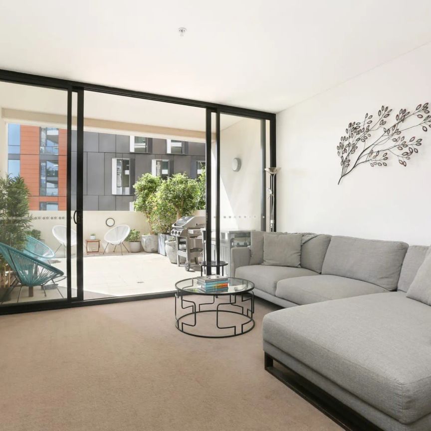 Fully-Furnished apartment with oversized entertainer's balcony - Photo 1