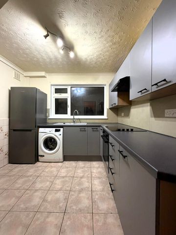 £1,450 PCM, Three Bedroom Semi-Detached House with Off-Road Parking, Garage and Large Enclosed Garden in Broadhaven, Leckwith, Cardiff, CF11 8DA - Photo 2