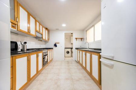 Spacious room with balcony in Valencia. - Photo 3