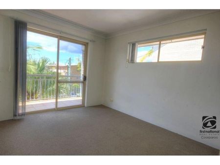 Lovely Unit - Central Coorparoo Location- 2 Minutes to Bus and Train - Photo 3