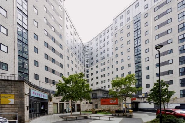 Extra Large Ensuite: Three Bed Flat - Photo 1