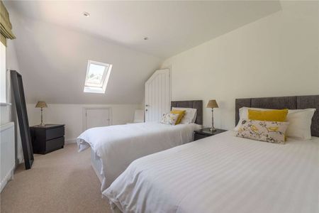 SHORT LET - A wonderful two bedroom property in the picturesque village of Dogmersfield - Photo 3