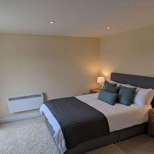 2 Bed Flat, Tooting High Street, SW17 - Photo 1