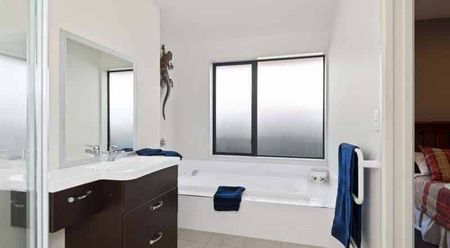 Easy care three bedrooms modern house - Photo 2