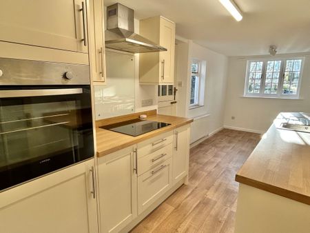 2 bedroom Beautiful Two Bedroom Cottage to rent - Photo 2