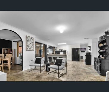 Ideal Family Living! - Photo 3