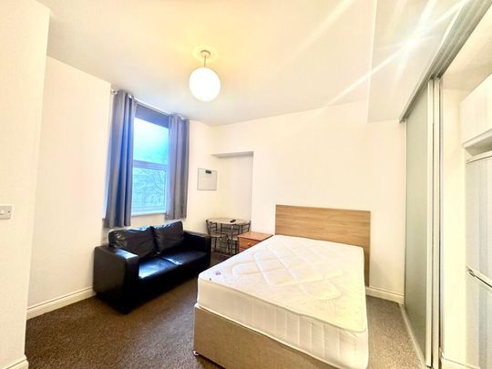12 Whitefield Tce, Flat 8 - Photo 1