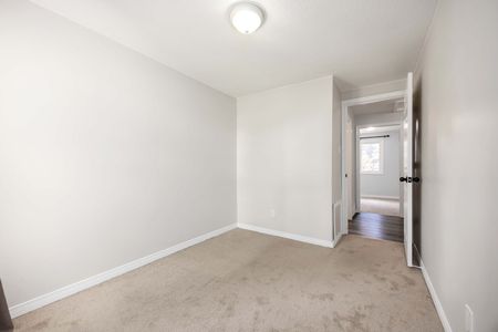Bright &amp; Updated 3 Bedroom Townhouse with Basement and Private Outdoor Space - Photo 4