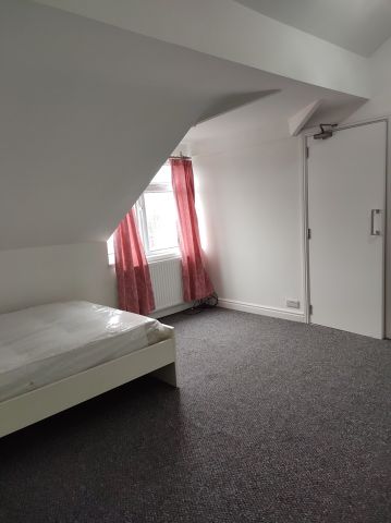 Studio Flat, Salisbury Road, M21 - Photo 3