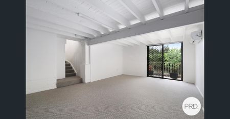 SPACIOUS FAMILY HOME! SOUGHT AFTER LOCATION! - Photo 4