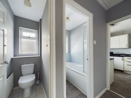 3 bedroom Bungalow in Brunel Road, Maidenhead - Photo 5