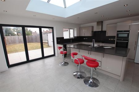 3 bedroom Semi-Detached House to let - Photo 4