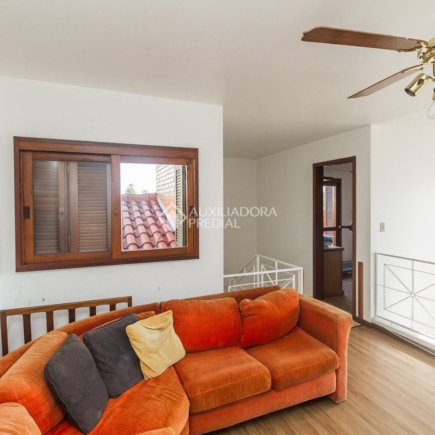 Casa com 3 quartos e 265m² para alugar em Vila João Pessoa, Porto Alegre. - Foto 1