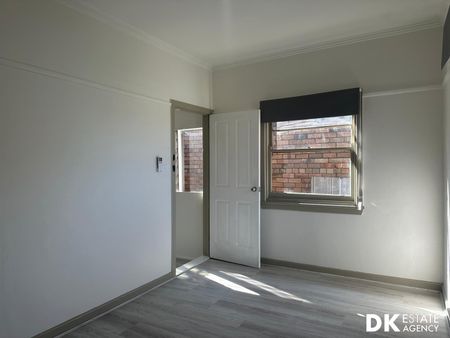 REAR Renovated Ultra-Modern 2 Bedrooms Home in Braybrook Location. - Photo 4