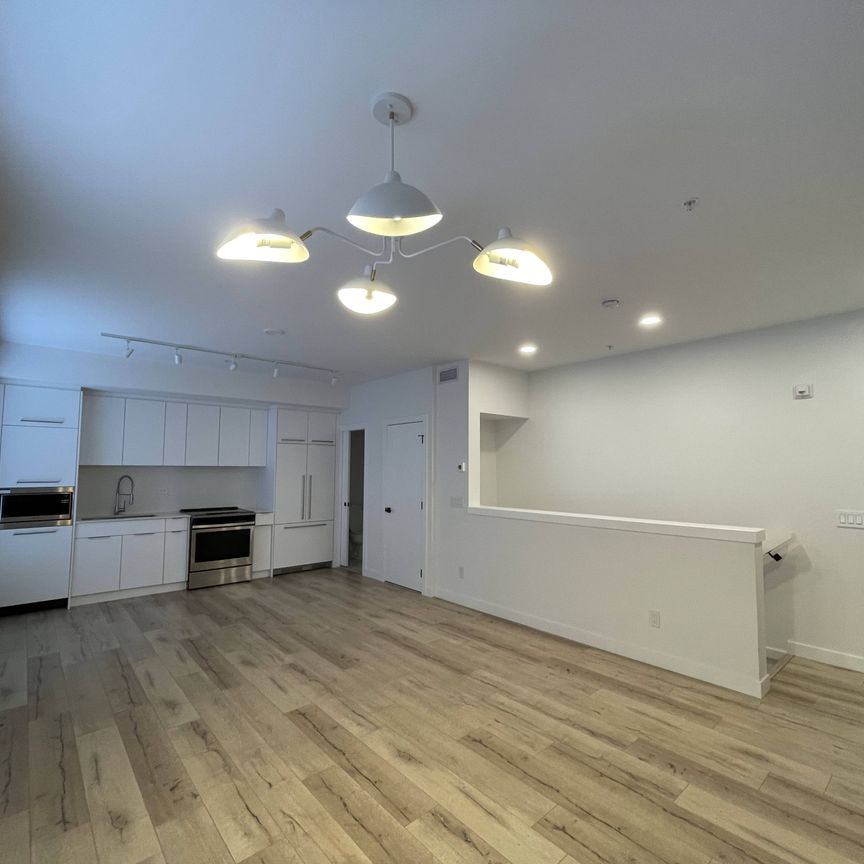 2 Level 2 Bed Gorgeous Condo For Rent In Univesrity District/Two Undgr. Parking - Photo 1