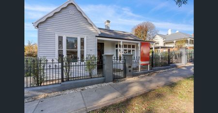 Beautiful 4 bedroom home with a pool in Golden Square - Photo 4