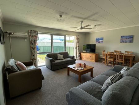 A WEE BEAUTY - Photo 2