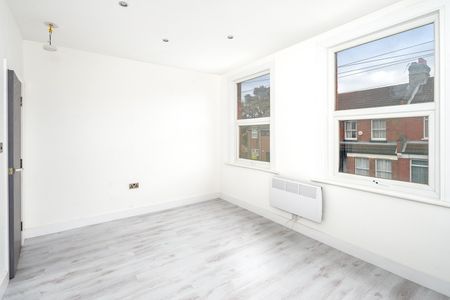 2 Bed Flat, Oulton Road, N15 - Photo 2