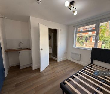 1 bedroom in a house share to rent - Photo 2