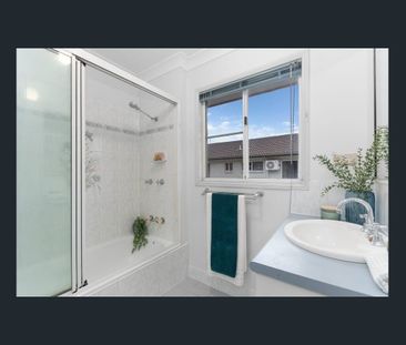 Charming Two-Bedroom Townhouse with Balcony in the Heart of Rosslea! - Photo 6