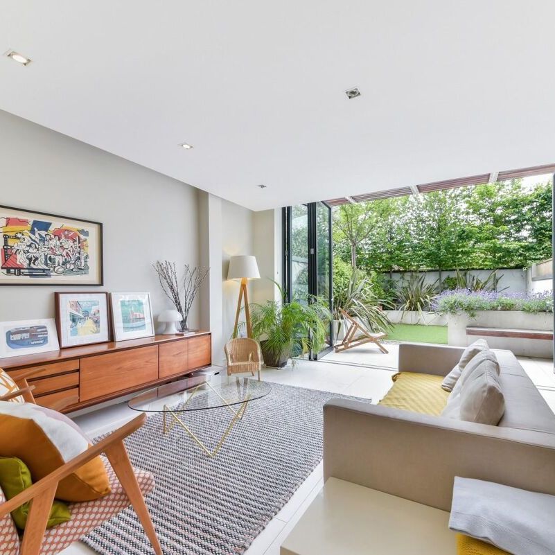 A beautiful mews property with a private garden to rent in Battersea, SW11. - Photo 1