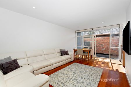 Spacious 3 Bedroom Townhouse in Prime Richmond Location - Photo 3