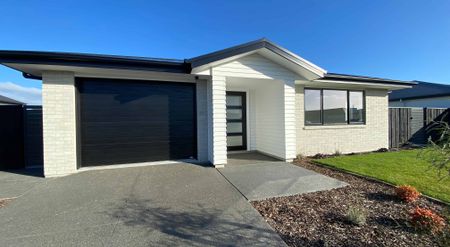 Three bedroom home in Lincoln - Photo 2