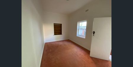 Charming 1930s Art Deco Duplex in a Quiet, Convenient Location **Appication Pending** - Photo 4