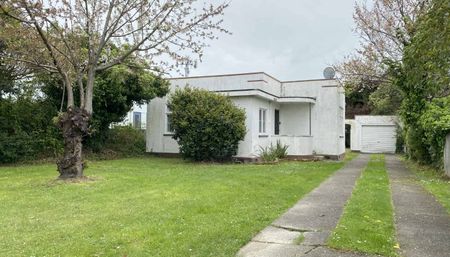 CENTRAL - 4 BEDROOM - Photo 5