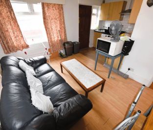 3 bedroom House in Mayville Avenue, Leeds - Photo 1