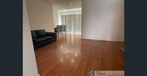 SPACIOUS 3 BEDROOM TOWNHOUSE - Photo 1