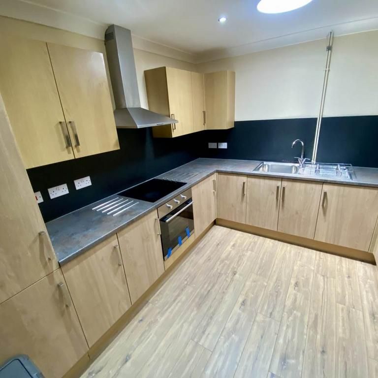 4 bedroom flat to rent - Photo 1