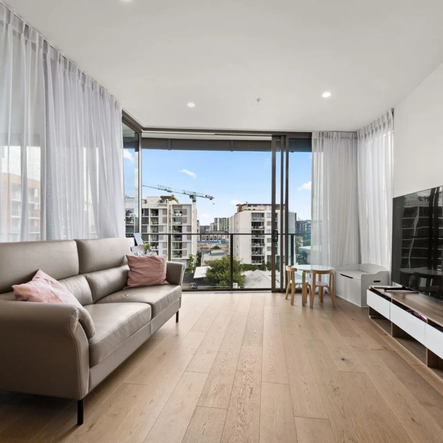 Luxury Riverside Apartment in Exclusive West End Enclave - Photo 1