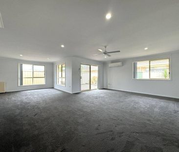 Charming 2-Bedroom Villa - Photo 3