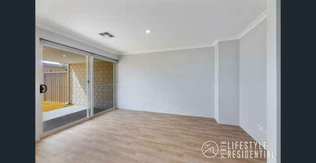 LOVELY CORNER POSITION! - Photo 1