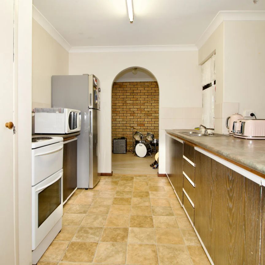 Family home on large block. - Photo 1