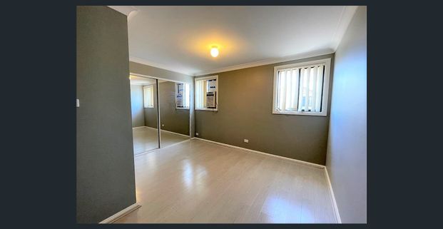 Big Free Standing Townhouse with HUGE Double Garage . - Photo 1