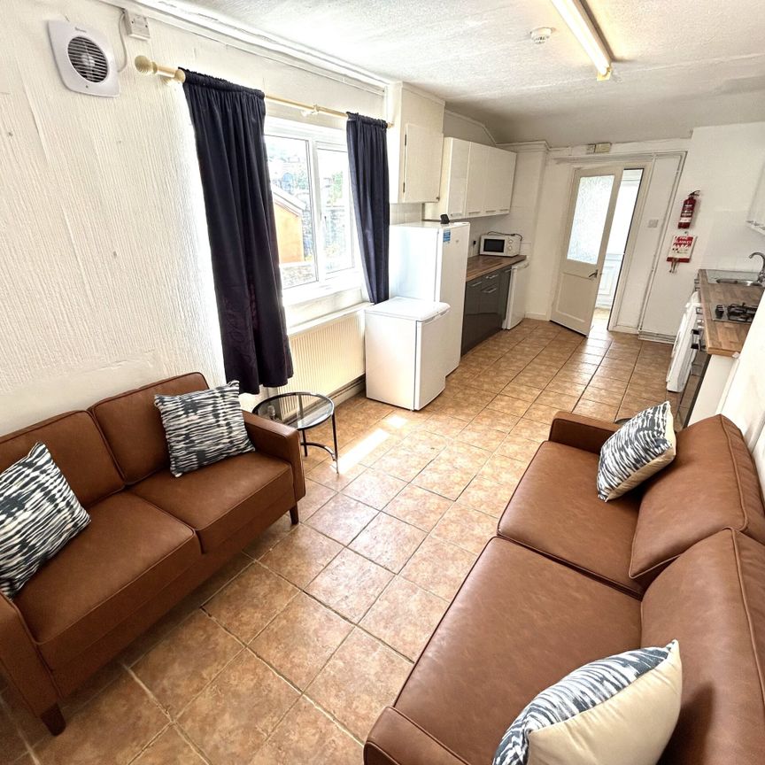 Lawn Terrace, Treforest, Pontypridd - Photo 1