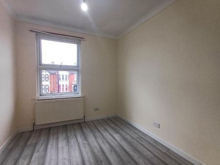 3 bedroom flat to rent - Photo 4