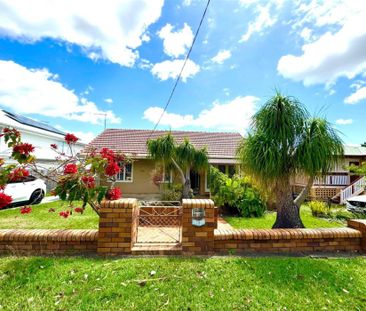 Great Size 3 Bedrooms Family House with Perfect Location - Photo 1