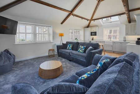 East Crescent - Photo 3